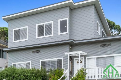 Grey cladding on Figtree second storey addition